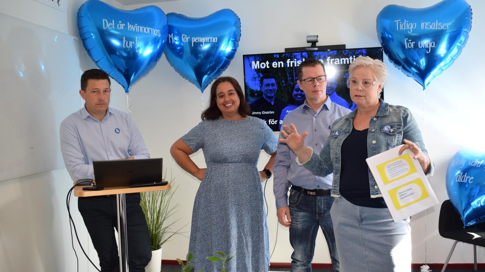 Liberalerna i Jönköpings län presenterar sina viktigaste frågor, Jimmy Ekström, Angela Hafström, Fredrik Sveningson och Mari Hultin i blåa kläder.